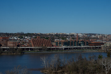 Obraz premium Georgetown waterfront with Potomac River and Roosevelt Island in Washington, DC