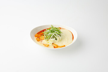 Creamy Cheese Tteokbokki with Rice Cakes and Green Onion Garnish 치즈 소스를 곁들인 크리미 떡볶이