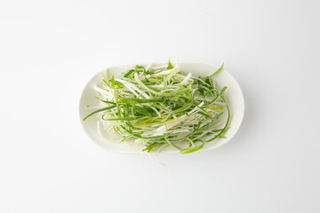 Fresh Shredded Green Onions on White Plate 접시에 담긴 신선한 채썬 대파
