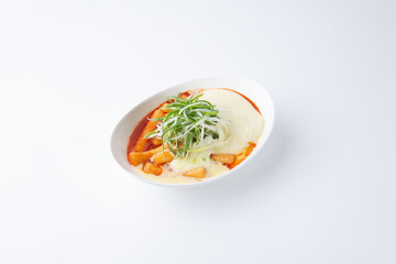 Creamy Cheese Tteokbokki with Rice Cakes and Green Onion Garnish 치즈 소스를 곁들인 크리미 떡볶이
