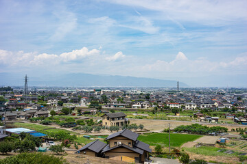夏の山梨県南アルプス市の街並み