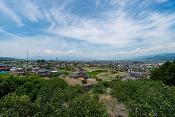 夏の山梨県南アルプス市の街並み