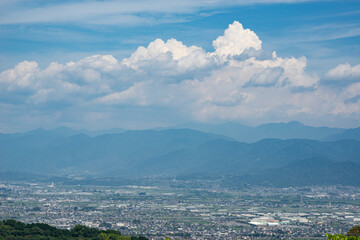 夏の山梨県南アルプス市の街並み