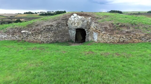 Stoney Littleton prehistoric Neolithic long barrow burial mound, Somerset. Aka Bath Tumulus, Wellow Tumulus. Dates from 3500 BC. View to west. Fly back up from passage entrance