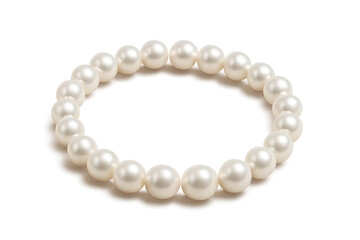 Obraz premium White pearl necklace lying on a transparent background