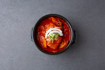 Korean Spicy Braised Fish in Red Chili Sauce, Top View 매운 고추 양념의 한국식 생선조림 상차림