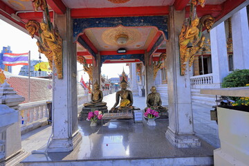 Wat Hualamphong, a royal Buddhist temple with ornate details and a colorful, chandelier lit hall in Bangkok, Thailand
