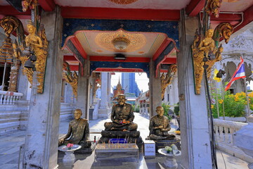 Wat Hualamphong, a royal Buddhist temple with ornate details and a colorful, chandelier lit hall in Bangkok, Thailand