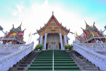 Wat Hualamphong, a royal Buddhist temple with ornate details and a colorful, chandelier lit hall in Bangkok, Thailand
