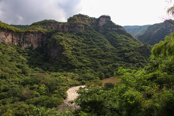 Vista de el r&iacute;o Santiago en la barranca de Huentitan, en Guadalajara Jalisco, M&eacute;xico