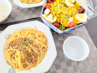 納豆パスタと彩り豊かなカボチャサラダのヘルシーな食卓