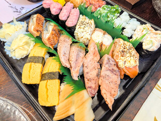 炙りネタや軍艦巻きが種類豊富に楽しめる特選寿司プレート