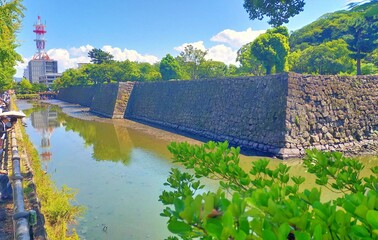 和歌山城の石垣とお堀に広がる夏の空