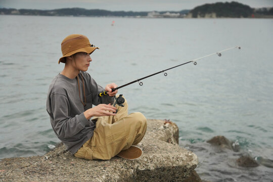 海で釣りをする男性