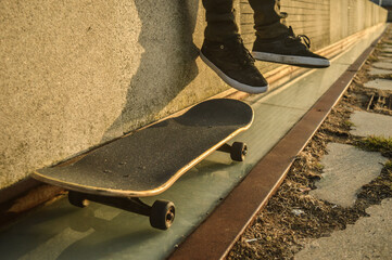 patineta y  zapatos de un patinador en la calle