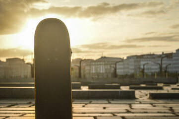 patineta en un parque en el atardecer