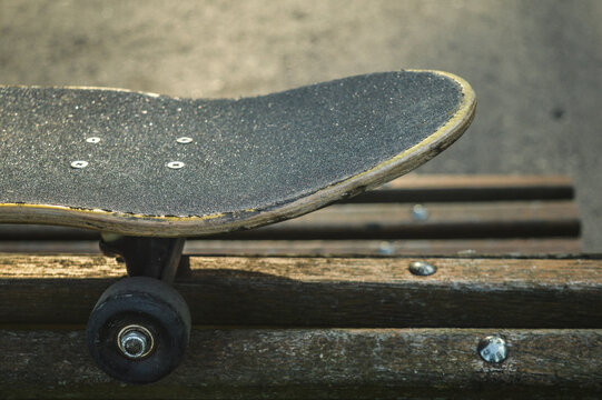 detalles de una patineta en la calle
