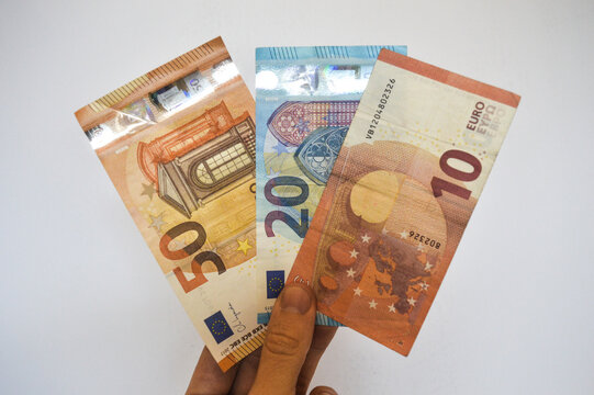 tres billetes de euros en fondo blanco