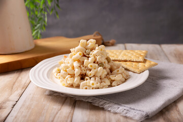Macaroni Tuna salad with elbow pasta and canned tuna, served with saltine crackers. Easy and healthy recipe.