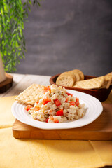 Macaroni Tuna salad with elbow pasta and canned tuna, served with saltine crackers. Easy and healthy recipe.