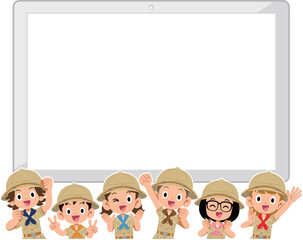 空欄のタブレットPCと探検隊の服を着た子供の上半身