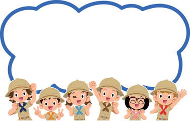 空欄の吹き出しと探検隊の服を着た子供の上半身