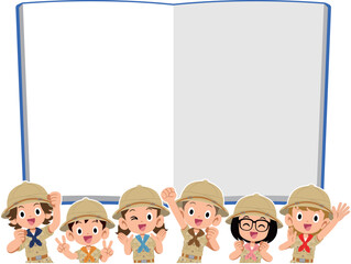 空欄のノートと探検隊の服を着た子供の上半身