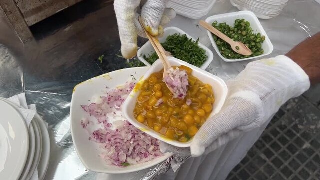 Kolkata&rsquo;s best street food, ghugni with onion and chilli
