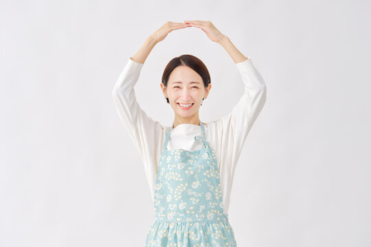 エプロンをつけた女性　丸印のジェスチャー　白背景