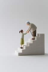 階段を上る高齢者を優しく支える少女の思いやり（フェルト・3D）まみおデザイン福祉シリーズ
