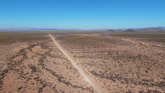Toma aerea de dron de un camino de terracer&iacute;a en media del desierto en un dia caluroso de verano en el estado de Sonora M&eacute;xico