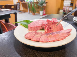 和牛の牛たんとシャトーブリアンステーキ。グリルする前の生肉。