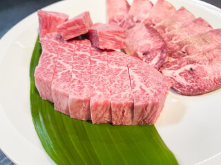 和牛のシャトーブリアンステーキと牛たん。グリルする前の生肉。