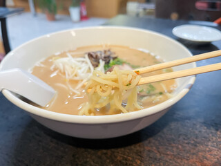 クリーミーな豚骨ラーメン。日本の九州地方で有名な麺料理。もやしとキクラゲとチャーシューをトッピング。