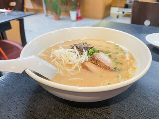 クリーミーな豚骨ラーメン。日本の九州地方で有名な麺料理。もやしとキクラゲとチャーシューをトッピング。