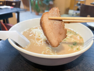 クリーミーな豚骨ラーメン。日本の九州地方で有名な麺料理。もやしとキクラゲとチャーシューをトッピング。