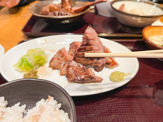 厚切り牛たんの炭火焼き。お肉のクローズアップ。