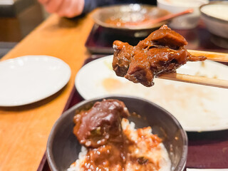 柔らかく煮込まれた牛たんシチュー。お肉のクローズアップ。