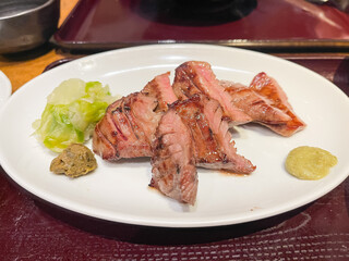 厚切り牛たんの炭火焼きプレート。