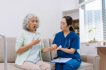 Obraz premium doctor talking with woman patient for monitoring and check up. doctor touching patient hand and consoling.