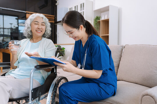 Elderly health checkups with a physician or psychiatrist who works with patients who are consulted about female or psychiatric diagnosis in a medical clinic or hospital mental health service.