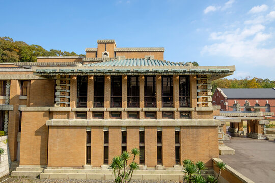 フランクロイドライト設計　旧帝国ホテル本館　玄関のサイドビュー