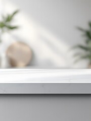 화이트 톤 선반과 식물이 있는 밝은 인테리어 배경