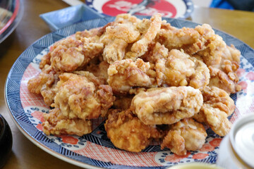 大皿に盛られたたくさんの唐揚げ