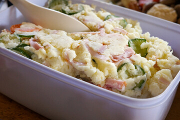 タッパに入ったポテトサラダ