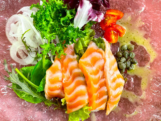 生サーモンのカルパッチョと彩り野菜の前菜