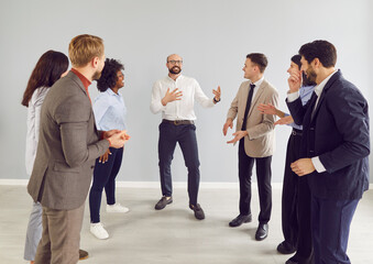 Obraz premium Positive group of office colleagues celebrating success during a team meeting or party, showcasing strong teamwork and camaraderie. The atmosphere full of energy, reflecting people team building.
