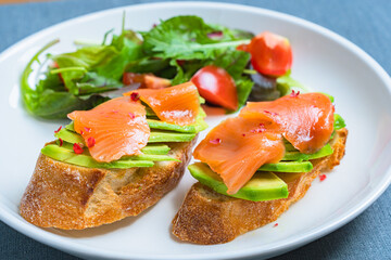 スモークサーモンとアボカドのオープンサンド