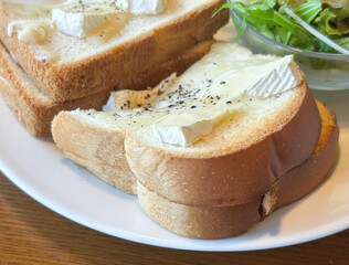 チーズたっぷりトーストとサラダの朝食