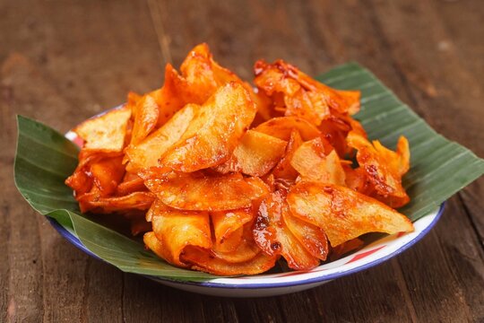 Keripik singkong balado is chip made from cassava wich is then sliced thinly and seasoned with spicy spices
